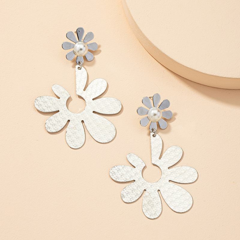 Fashion Metal Pearl Flower Earrings display picture 7