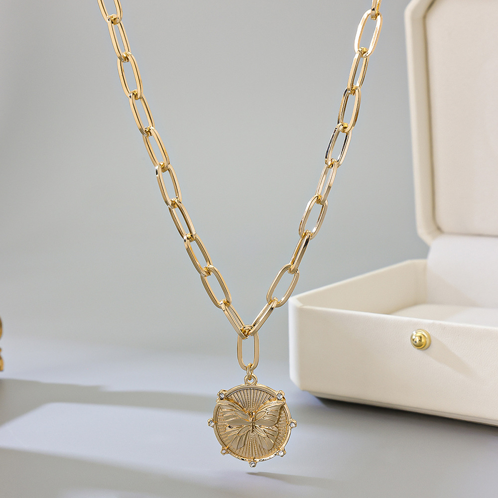 Collana con ciondolo a farfalla placcata oro per donna elegante_voghion.com