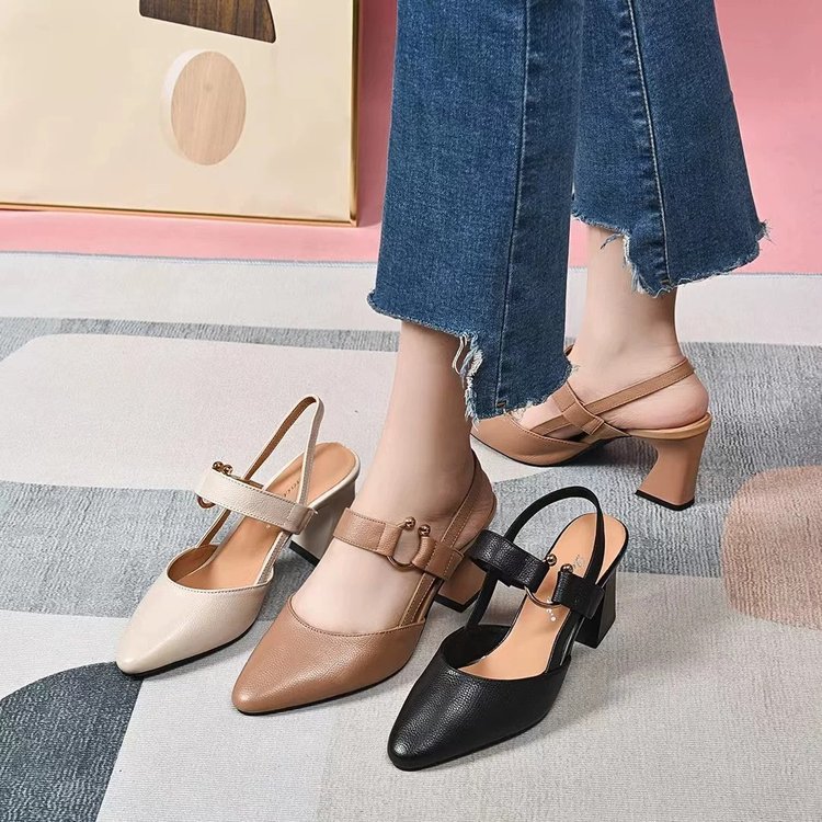 Baotou sandalias para mujeres 2026 nuevo estilo extranjero tacones gruesos de cuero suave zapatos vacíos de verano tacones altos zapatos de mujer puntiagudos zapatos de hebilla única