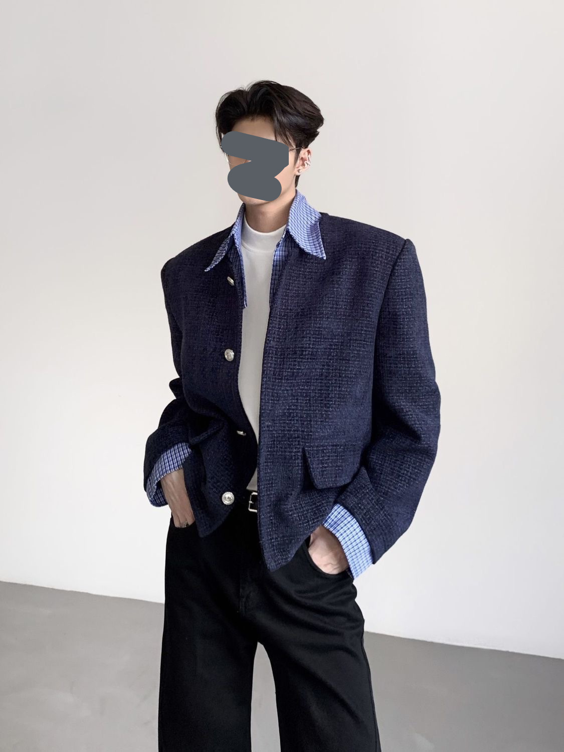 Veste patchwork idéale pour le printemps et l'automne, à porter avec une petite veste bleue parfumée à simple boutonnage._voghion.com