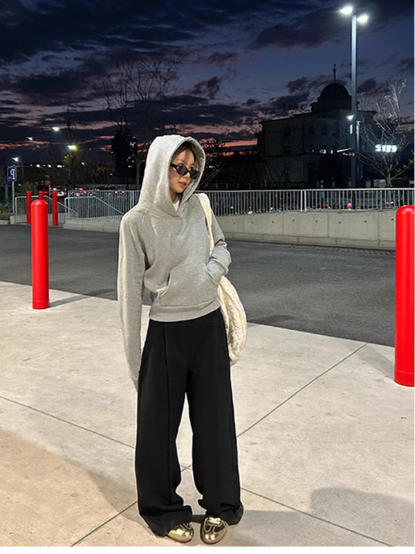 灰色短款连帽卫衣女2025新款正肩显瘦早秋季穿搭修身内搭上衣女款|undefined