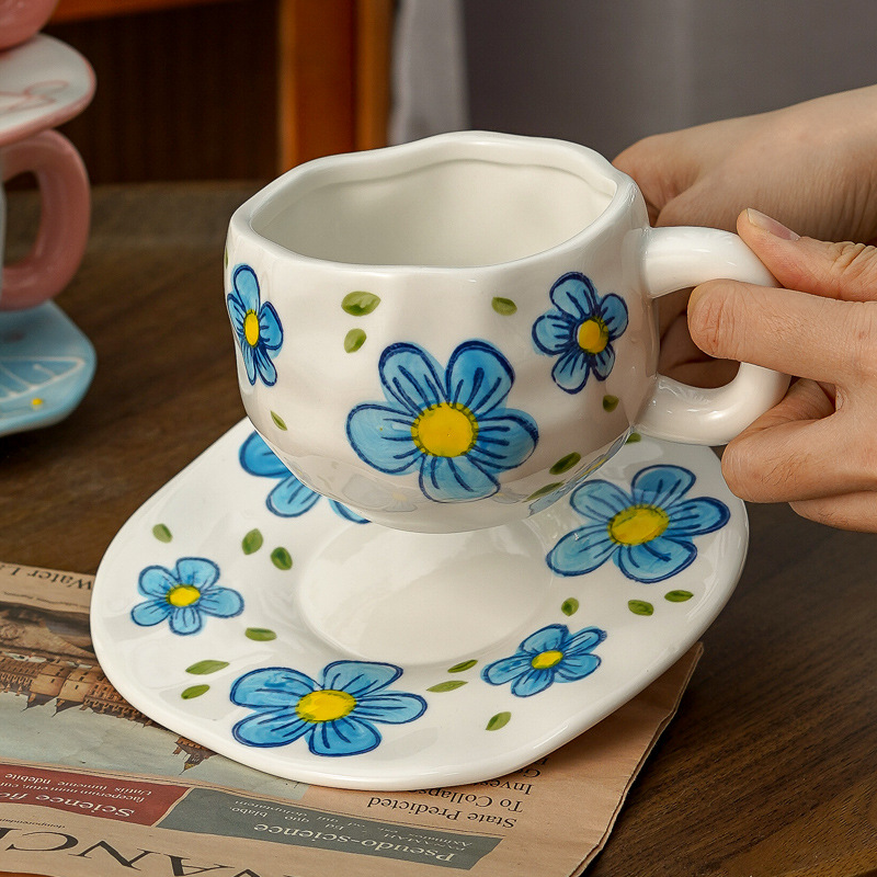 Hermoso conjunto de tazas de café y platos Regalos comerciales Irregulares tazas de desayuno transfronterizas de cerámica Pastoral pintada a mano esmaltada