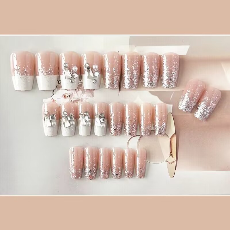 24 piezas de perforación de uñas de uñas blancas francesas acabadas desmontables de nuevo estilo de primavera y verano