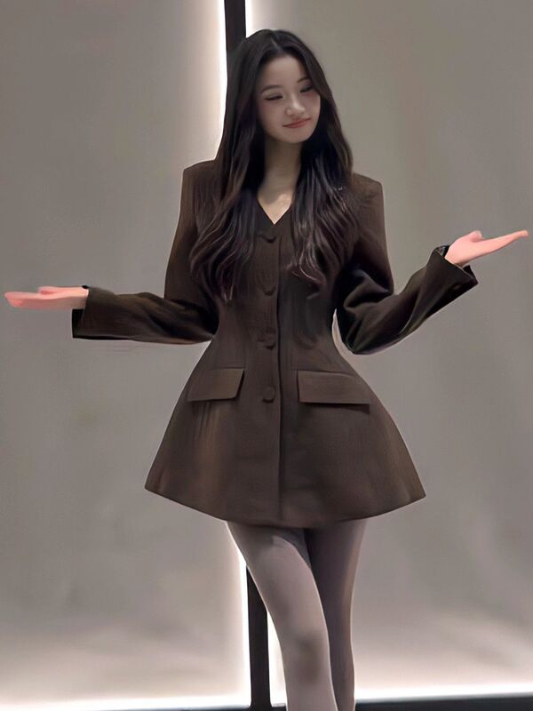 Early Autumn's Unique and Super Stylish Maillard Outfit: a Brown V-Neck Blazer That's Both Cool and Chic, with a Youthful Vibe Early Autumn's Unique and Super Stylish Maillard Outfit: a Brown V-Neck Blazer That's Both Cool and Chic, with a Youthful Vibe