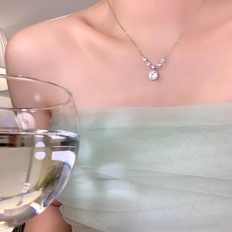 女性用の軽くて豪華なジルコンシュガーキューブダイヤモンドネックレス、シンプルなニッチデザインのネックレス、絶妙でハイエンド、多用途の鎖骨チェーントレンド|undefined
