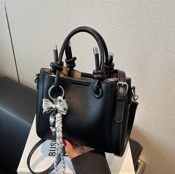 Bolso de mano de estilo explosivo de comercio exterior para mujer 2025 nuevo bolso de hombro casual simple bolso de cubo de sentido avanzado de moda salvaje