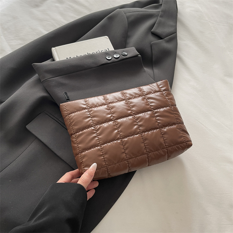 Bolsas de maquillaje de gran capacidad de ocio coreano 2025, nuevo diseño de nicho de moda simple bolsas de mano para mujeres