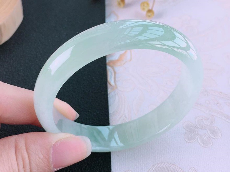 Vòng tay ngọc bích Miến Điện nữ đơn sắc trong suốt dạng hoàng gia chi tiết 3