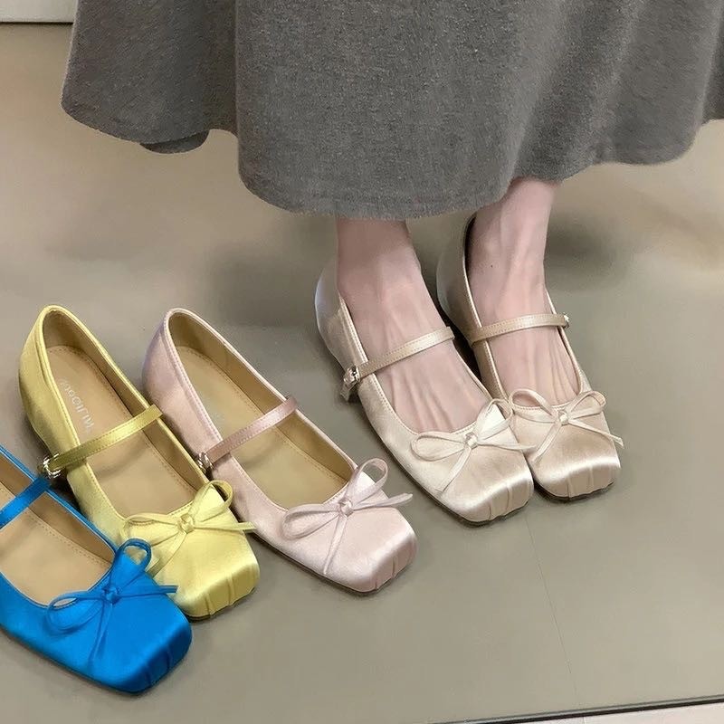 Mary Jane shoes made of satin with bow with hidden heel with a strap