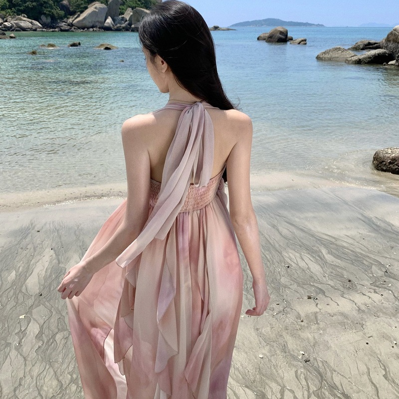 実写スポット2025海辺の休暇に首をかけるピンクの胸の立体バラのロングスカートのビーチワンピースの女性|undefined