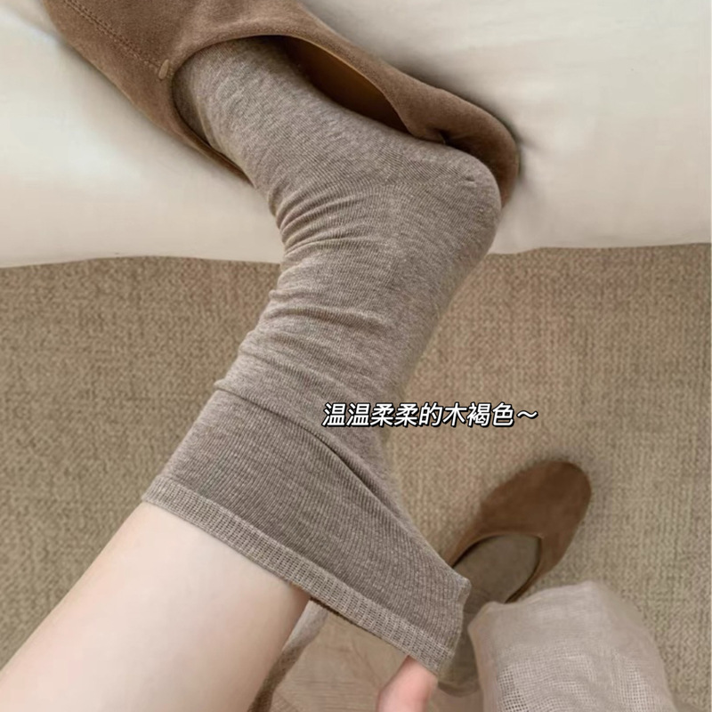 New autumn and winter collection: Korean-style, Instagram-worthy, wood-colored, medium-length cotton socks in a beautiful, muted brown hue, solid color, seamless, breathable, and versatile for women