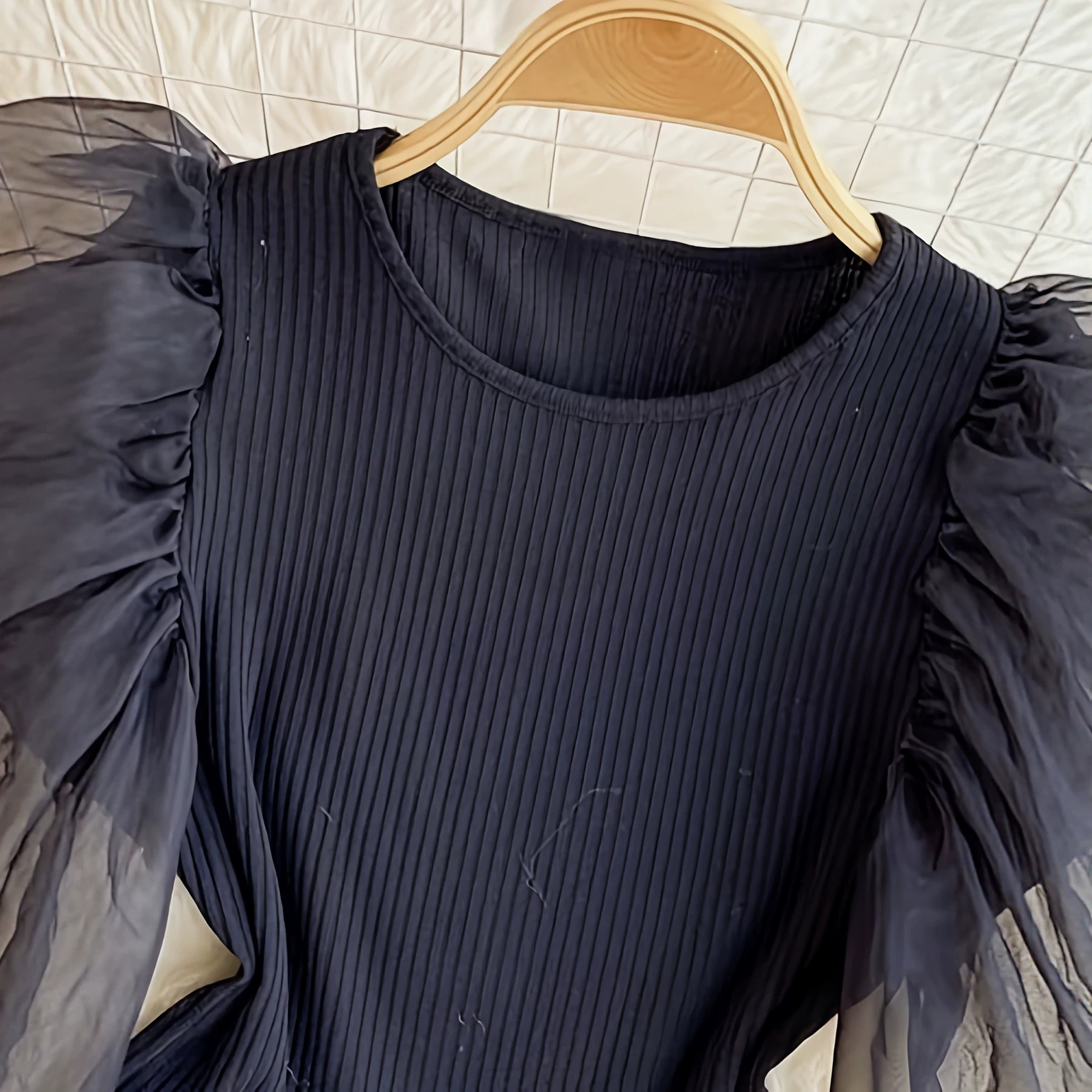 Sensuale body in rete con inserti in pizzo e texture a coste - Top corto che valorizza la figura femminile, elastico e traspirante_voghion.com