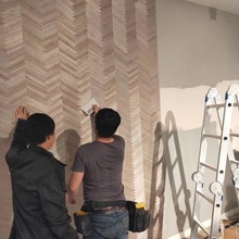 鱼骨纹人字纹木皮墙纸拼贴工艺实木天然壁纸纹理突出背景墙