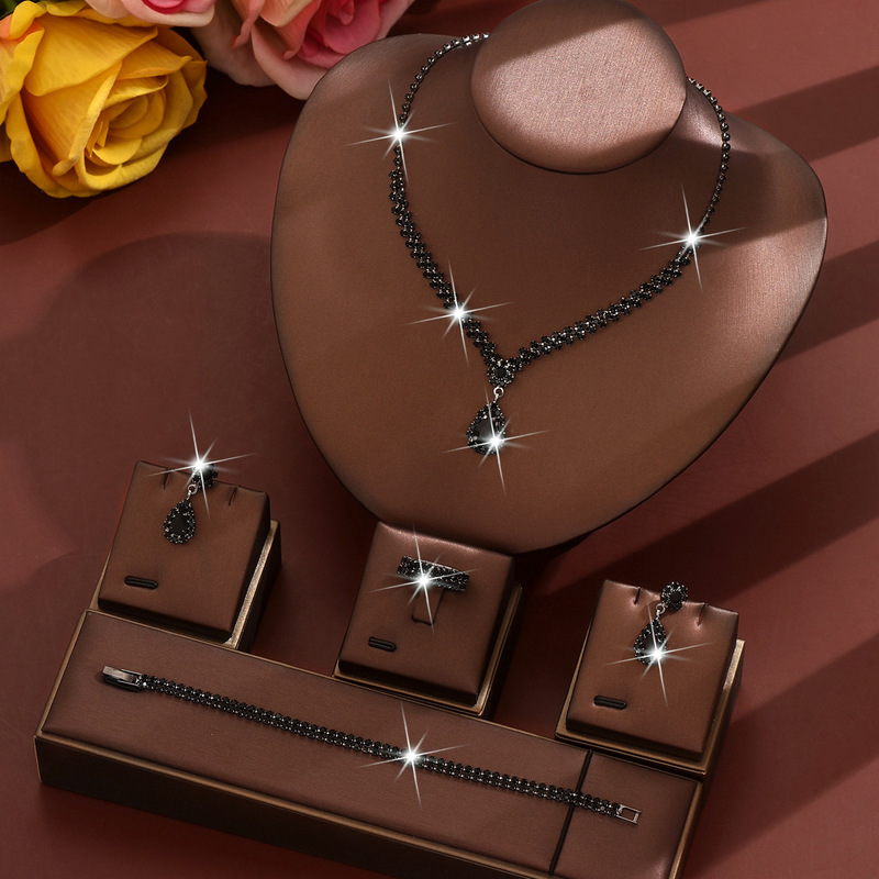 新商品のアクセサリーの卸売金属のダイヤモンドのネックレスのイヤリングの2つのセットの結婚式の花嫁のアクセサリーのセットの組み合わせ|undefined