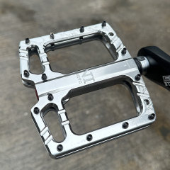 新型マウンテンバイクペダルアルミ合金研磨シール三培林ベアリング自潤土坂車自転車ペダル