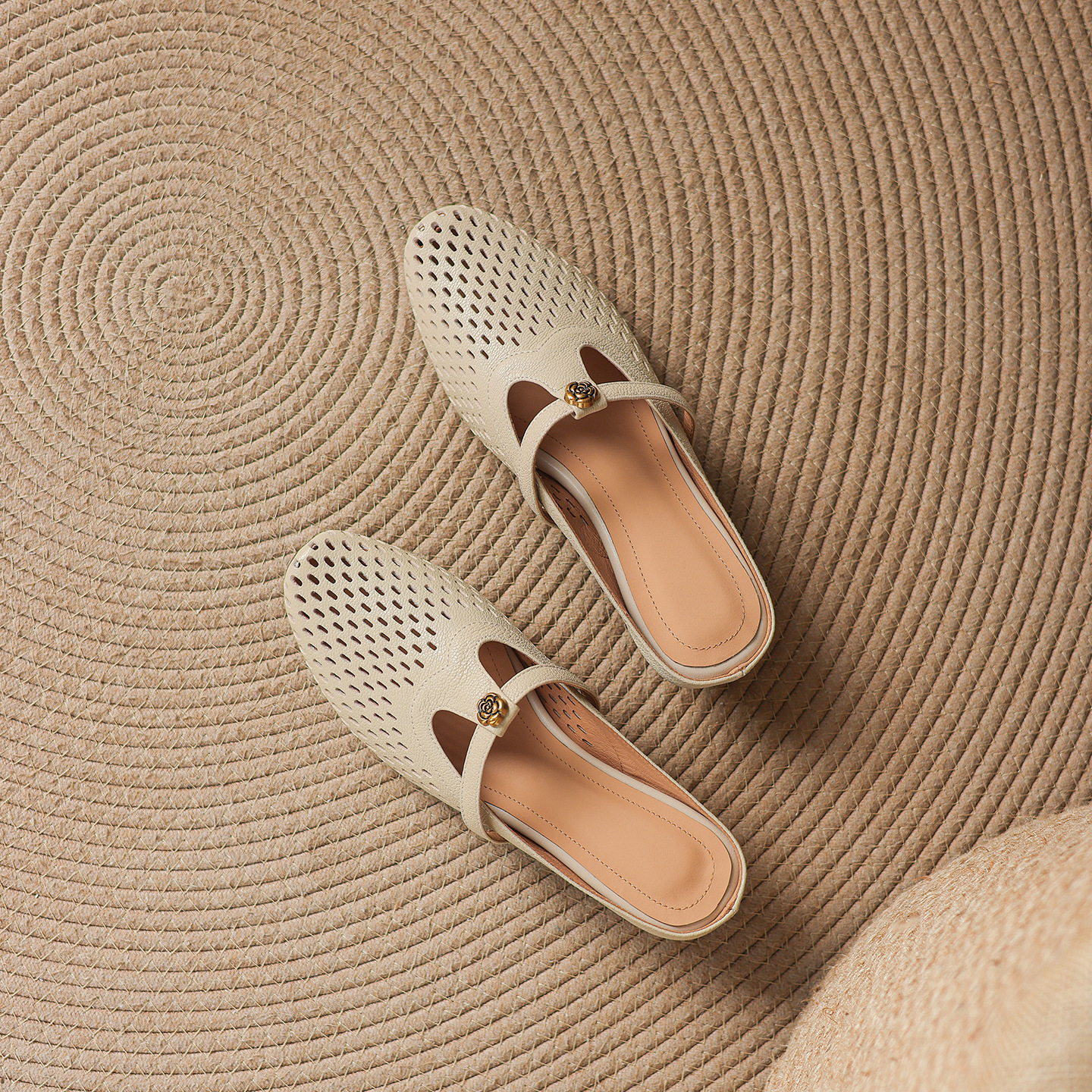 Dép sandal nữ quai chữ V da dê, gót thấp 3,5 cm, mũi kín hở gót — màu trắng ngà