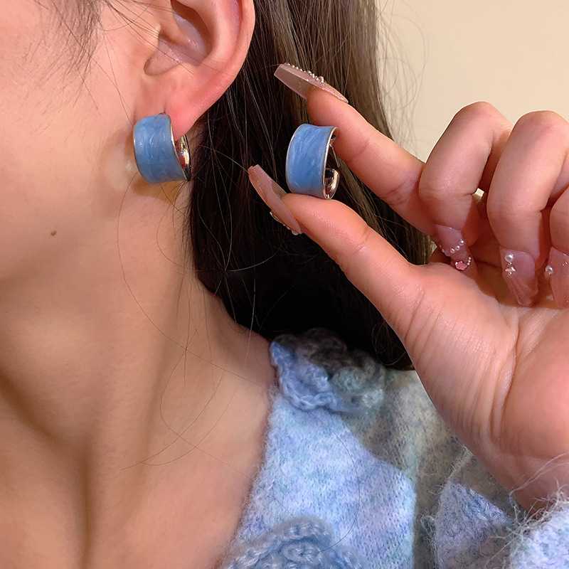 Aguja de plata, aceite de goteo azul, pendientes frescos, pendientes de temperamento de personalidad femenina, lujo ligero, sentido de alta gama, pendientes de todo fósforo de moda, mujeres