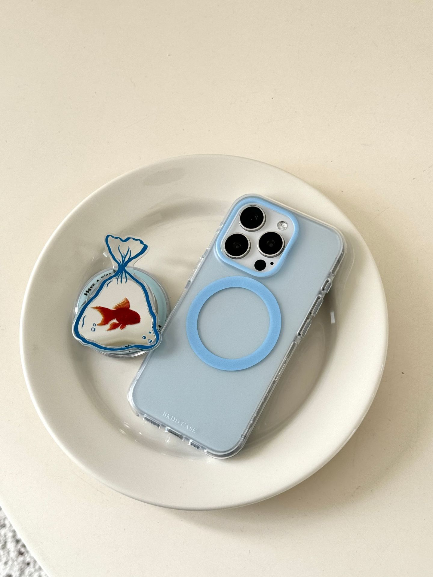 Soporte magnético de espejo de pez dorado degradado simple para Apple 16ProMax funda para teléfono móvil 15Pro pareja 14/13