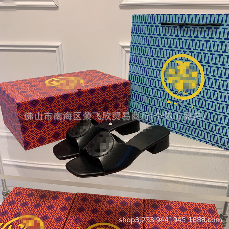 Comercio exterior TB hogar 2024 zapatillas planas huecas desgaste exterior de las mujeres Sandalias de tacón alto de moda Zapatos de una sola capa de piel de oveja alta de una línea