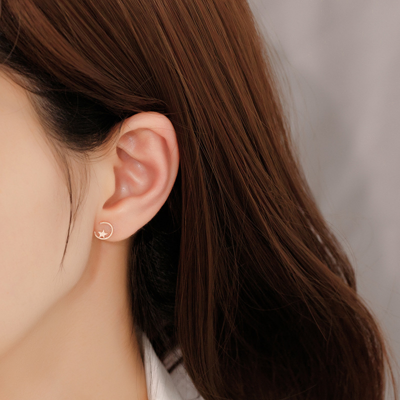 Minimalista estrella Luna Stud pendientes 925 Plata estrella Luna Stud pendientes mujeres simple nicho diseño temperamento oído joyería al por mayor