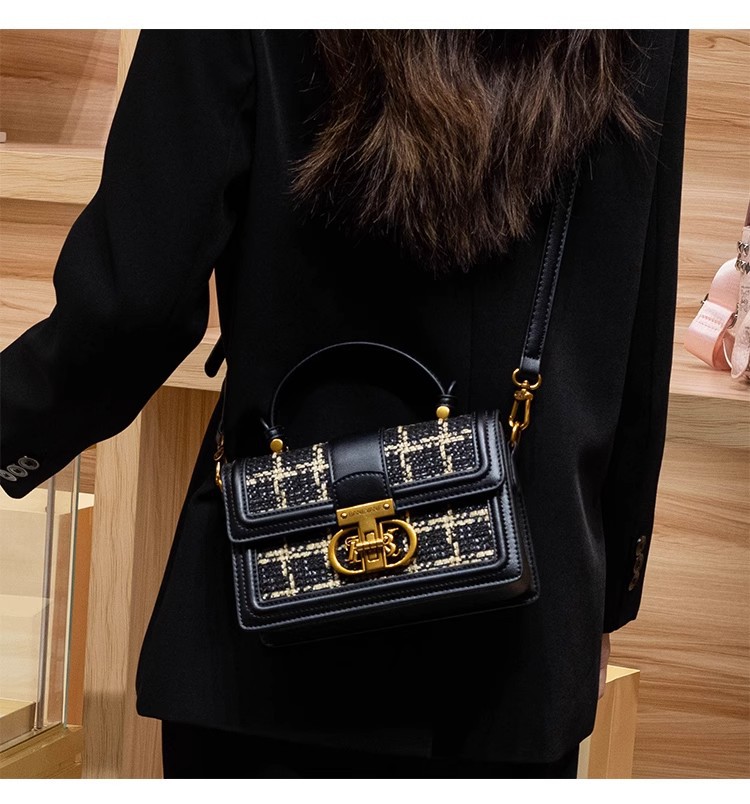Túi xách tay da cổ điển vuông nhỏ phong cách Chanel, quai xách tay và đeo chéo — Màu đen w chi tiết 3