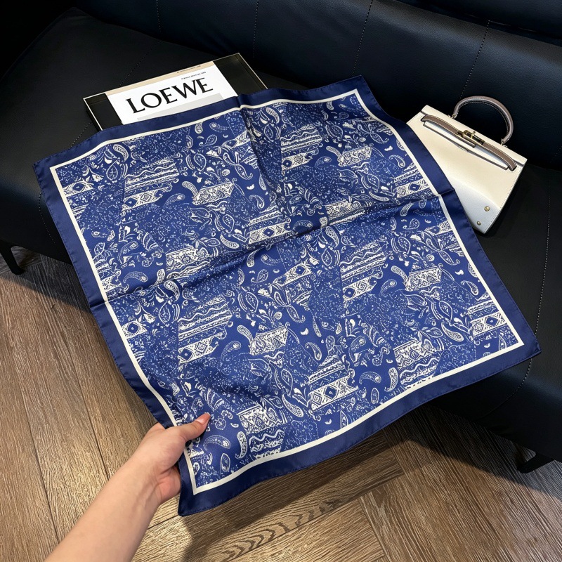 Colección 70*70 nuevo estilo bufanda de seda azul sensación de alta calidad imitación bufanda cuadrada de seda moda todo-fósforo bolsa atada bufanda de pelo