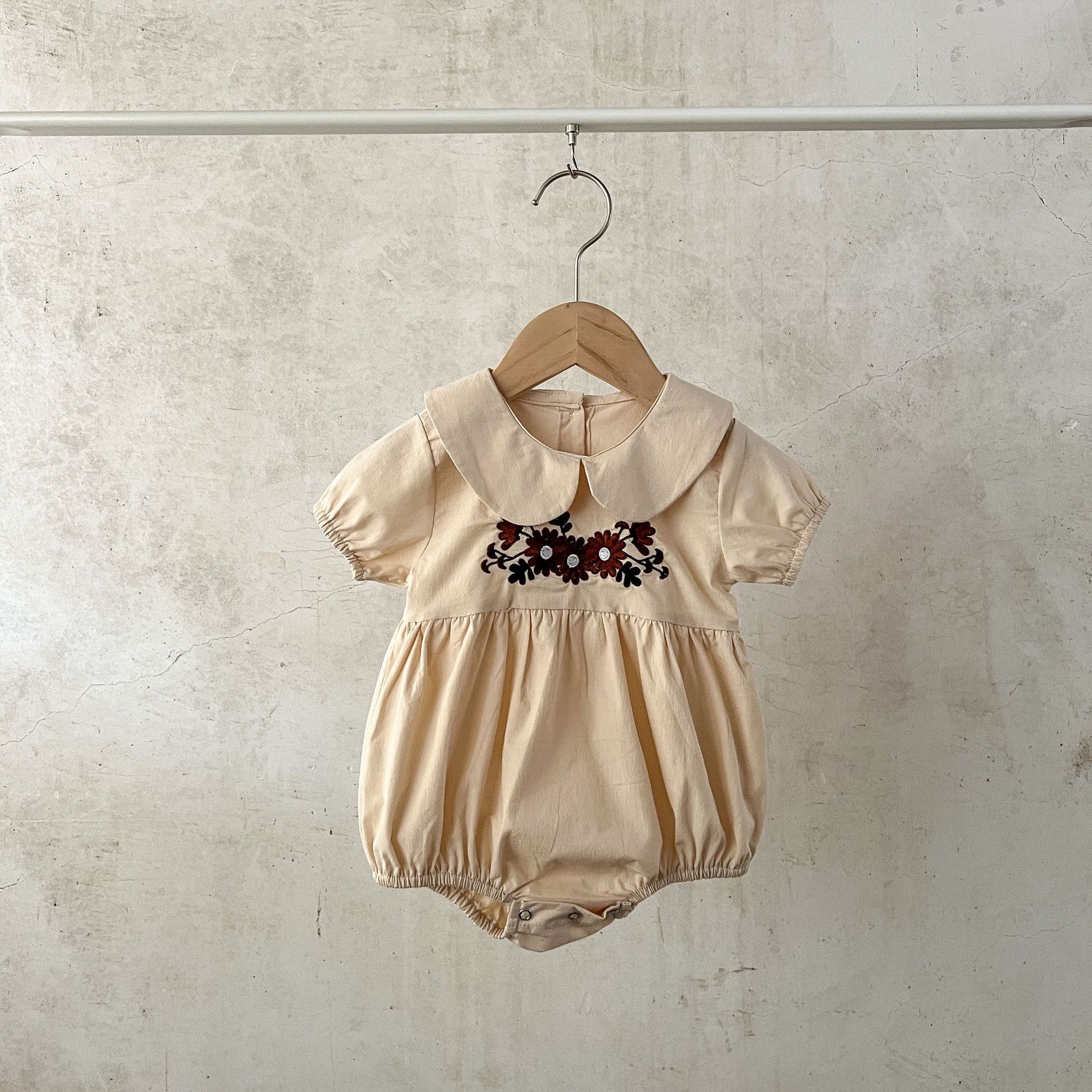 2023 nuevo estilo coreano niñas bebé muñeca collar bordado mameluco ins recién nacido algodón suelta manga corta mameluco