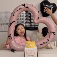 赤い本は同じタイプの透かし彫りの幻彩の愛のロマンチックな驚きの告白のプロポーズの写真撮影の神器の部屋の装飾の道具です。