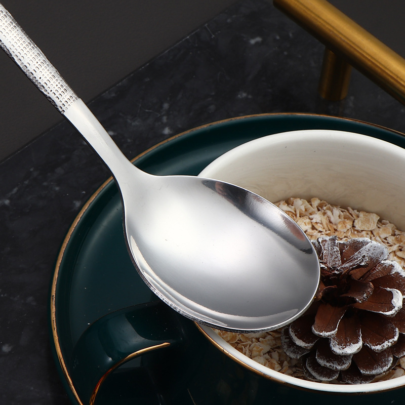 Red de celebridades Cuchara de acero inoxidable Cuchara con patrón de piedra con mango largo Cuchara de alto valor elegante con patrón de martillo Cuchara para sopa para comer Cuchara de postre