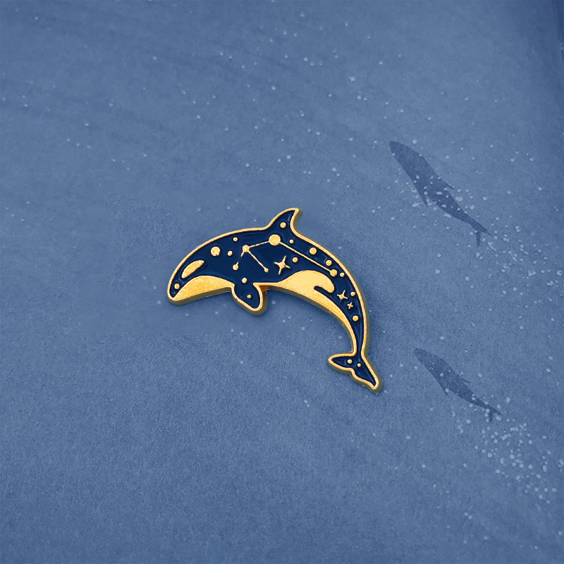 Broche en alliage représentant une baleine et un dauphin, un animal de dessin animé créatif, avec un badge et des accessoires mignons et originaux. Disponible en gros._voghion.com