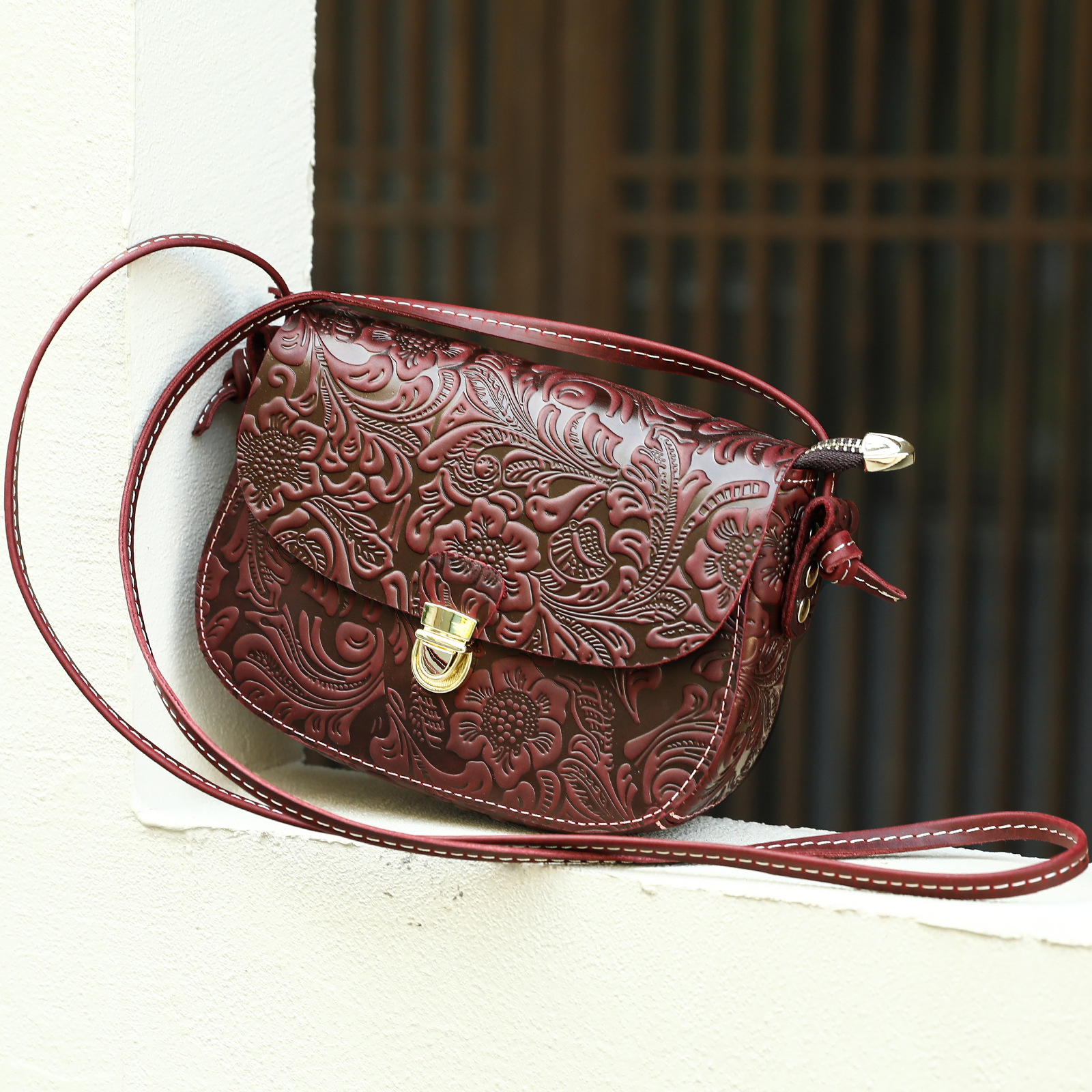 dập nổi màu đỏ