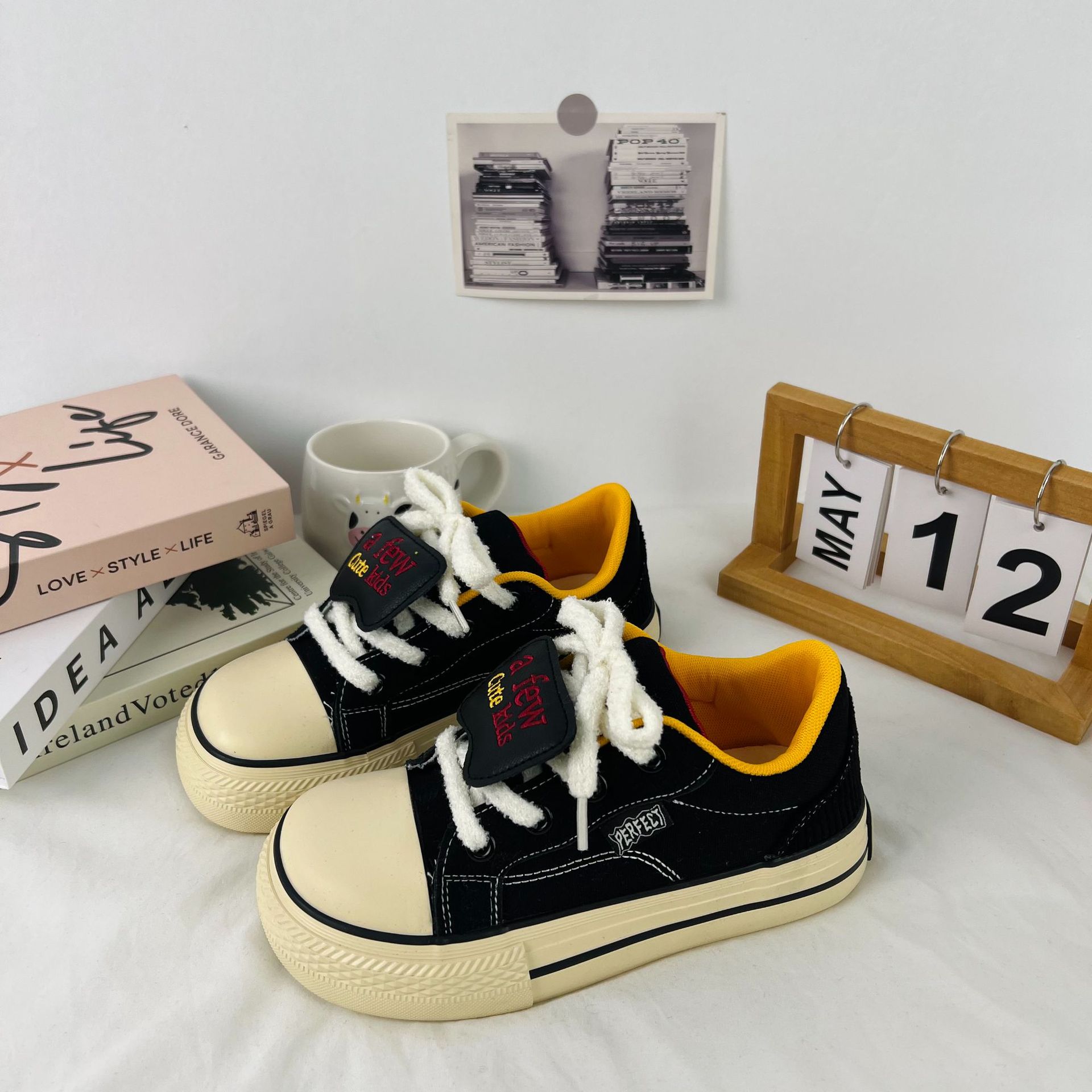2024 estudiante de primavera Tiro callejero zapatos blancos de moda de las mujeres coreanas Harajuku estilo de Hong Kong zapatos de lona de punta cuadrada transmisión en vivo de las mujeres zapatos de mujer