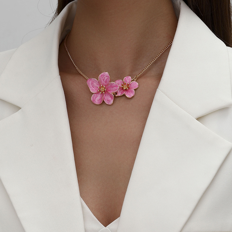 Dulce y fresco collar de costura de flores blancas súper hada femenina temperamento de lujo ligero cadena de clavícula de todo fósforo joyería de diseño de nicho image 3