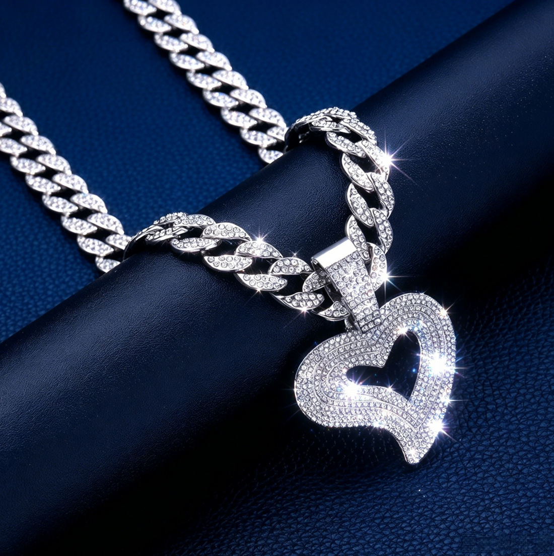 Europa y los Estados Unidos hombres y mujeres nuevos colgantes de amor collares de aleación Hip-Hop personalidad de moda de rap colgantes de diamantes personalizados