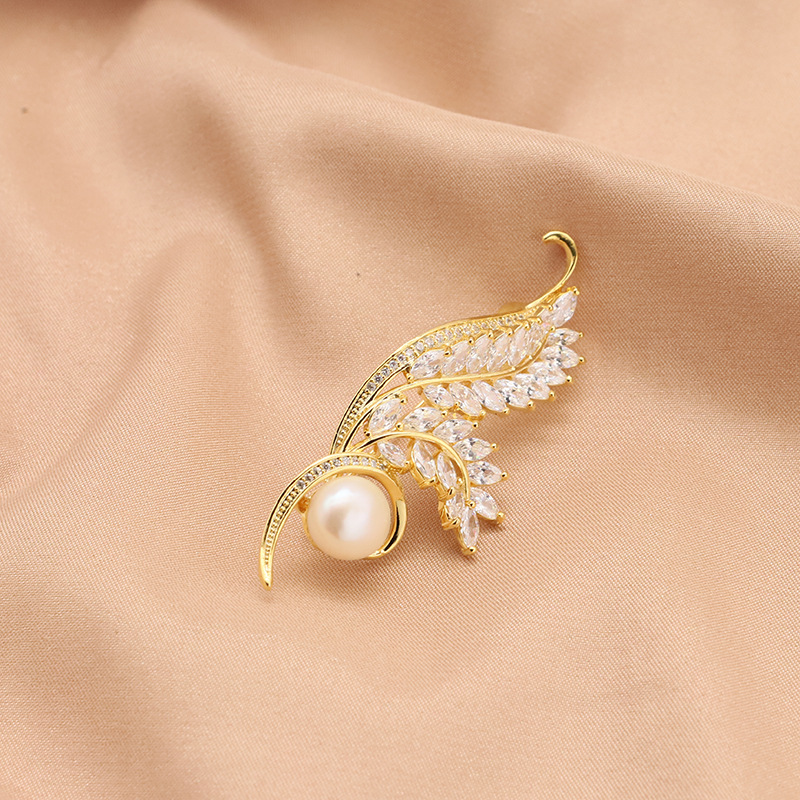Exquisito broche de perlas naturales espigas de trigo diamante pin anti-luz ramillete atmósfera simple Joker hembra