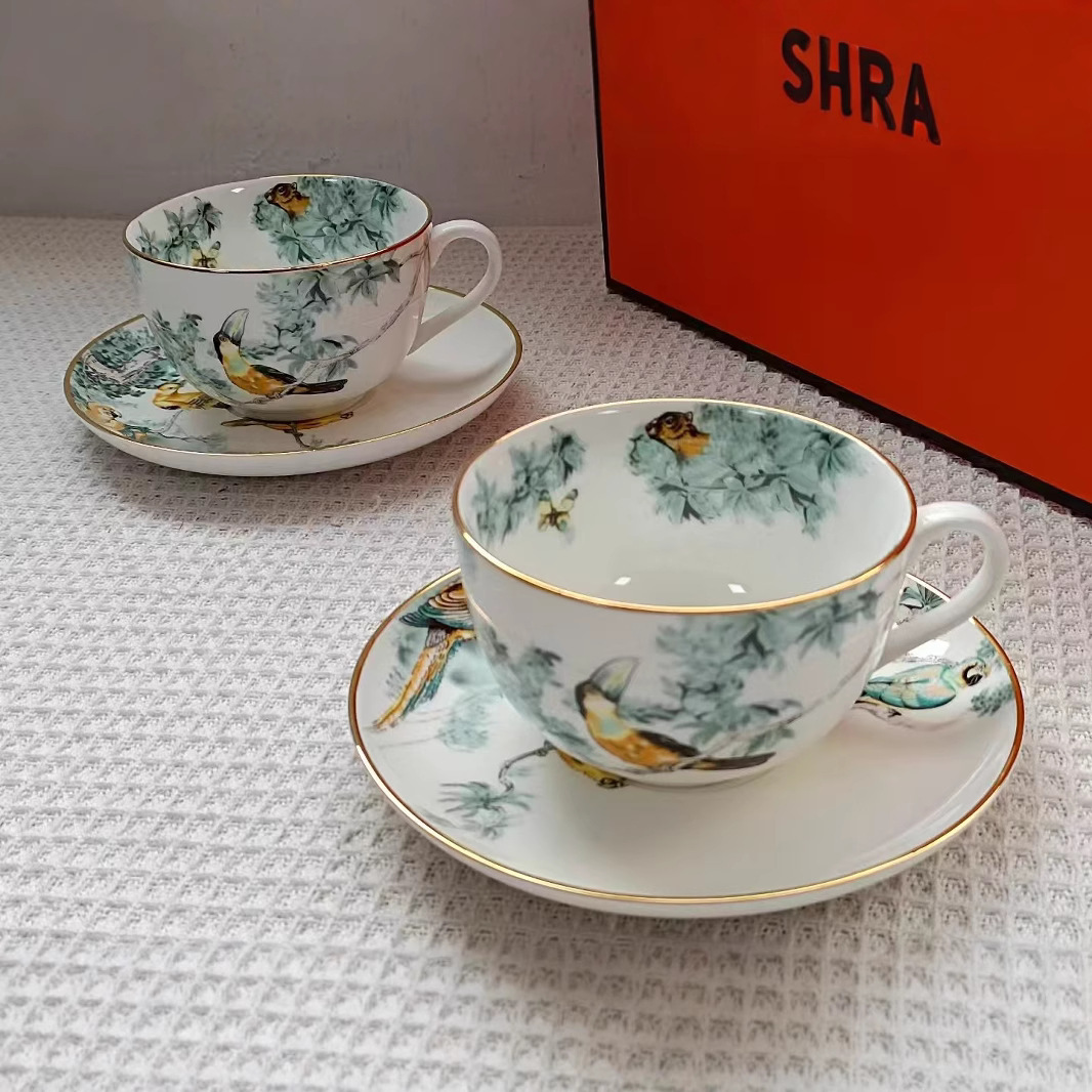 Lujo ligero de estilo europeo, porcelana de hueso de la selva ecuatorial, taza de café, platillo, taza de té de la tarde, juego de caja de regalo, regalo de boda de cumpleaños