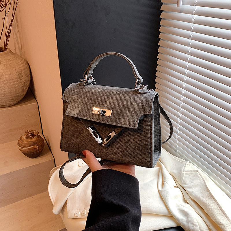 Bolsos de textura de moda bolsos de mujer 2024 otoño e invierno nuevo estilo retro esmerilado diseño de nicho bolso de mensajero de un solo hombro