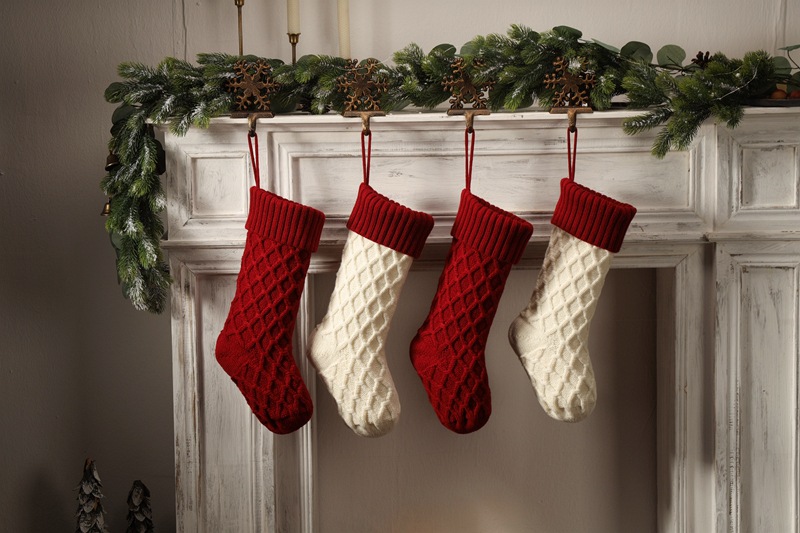 gift dcorativ itms, hom wall dcorations, candy bags, Christmas hanging socks, diamond shapd dottd lin, larg_voghion.com