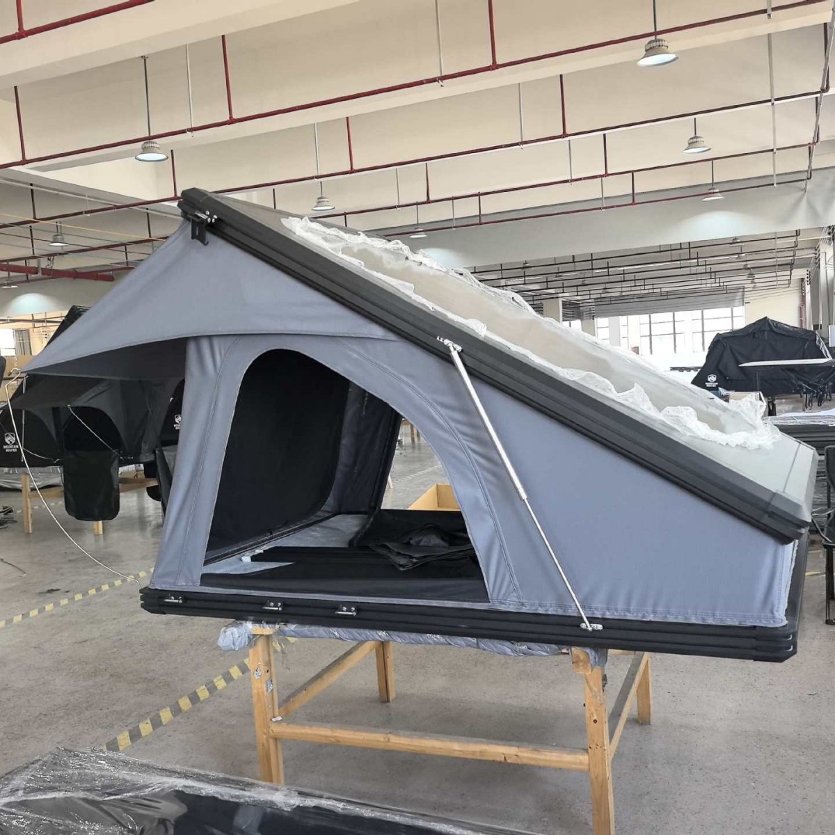 Personalizado cojín alto de aleación de aluminio triángulo techo carpa de elevación automática plegable techo duro carpa de coche al aire libre