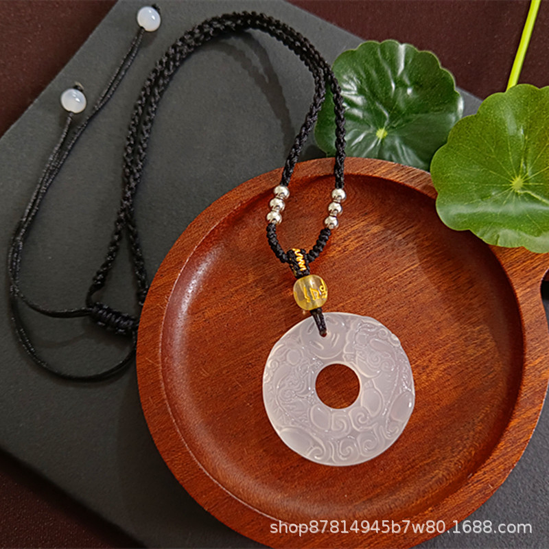 블랙 로프가 달린 화이트 칼세도니 더블 픽시우 버클(직경 32mm)