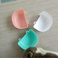 ペット用品の猫の碗の猫の食べ物のたらいはひっくり返さないで吊り式の犬の碗のペットの食べ物の碗のプラスチックの碗をひっくり返します。