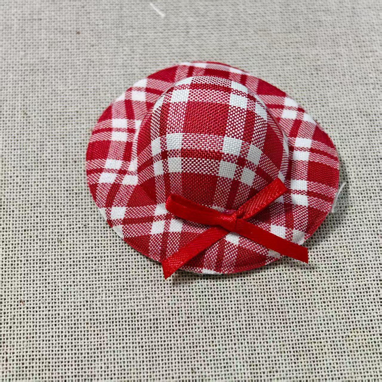 빨간색과 흰색 격자 무늬 모자