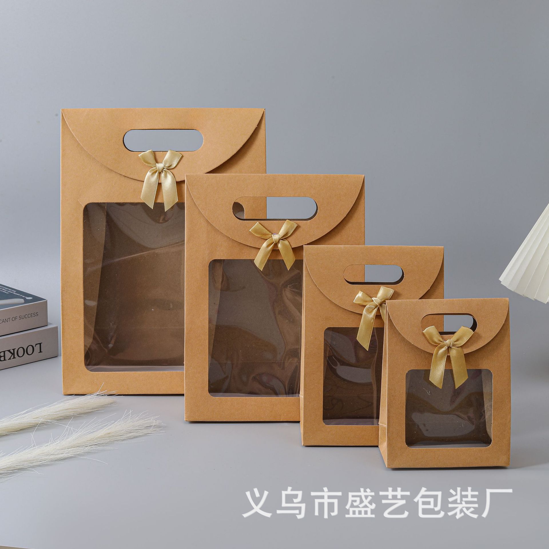 Navidad abre la ventana con lazo y solapa, el escaparate es transparente, estilo ins, el novato de xiaoqing lleva la bolsa de regalo.