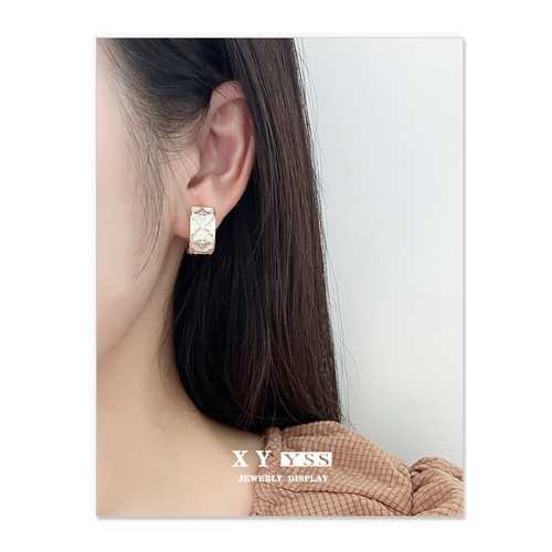 French style small fragrance ear clip women's C-shaped zircon flower four-leaf clover earrings retro light luxury high-end temperament earrings