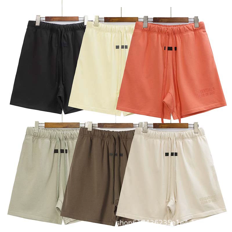 Шорты-бриджи в американском стиле с двойной линией флокирования и объемным надписью, свободного кроя, средней длины, класса люкс.