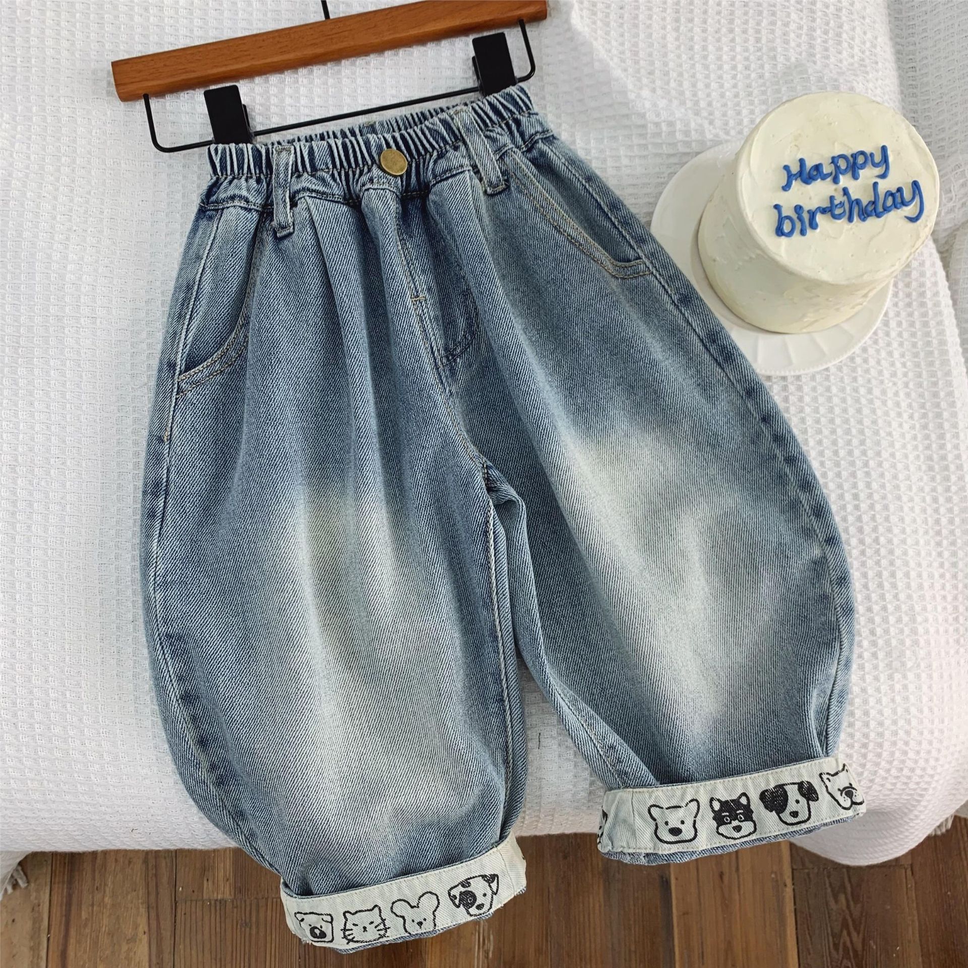 Nuevos pantalones jeans infantiles de dibujos animados coreanos sueltos pantalones casuales de niños primavera y otoño ropa de chicas pantalones largos de bebé image 3