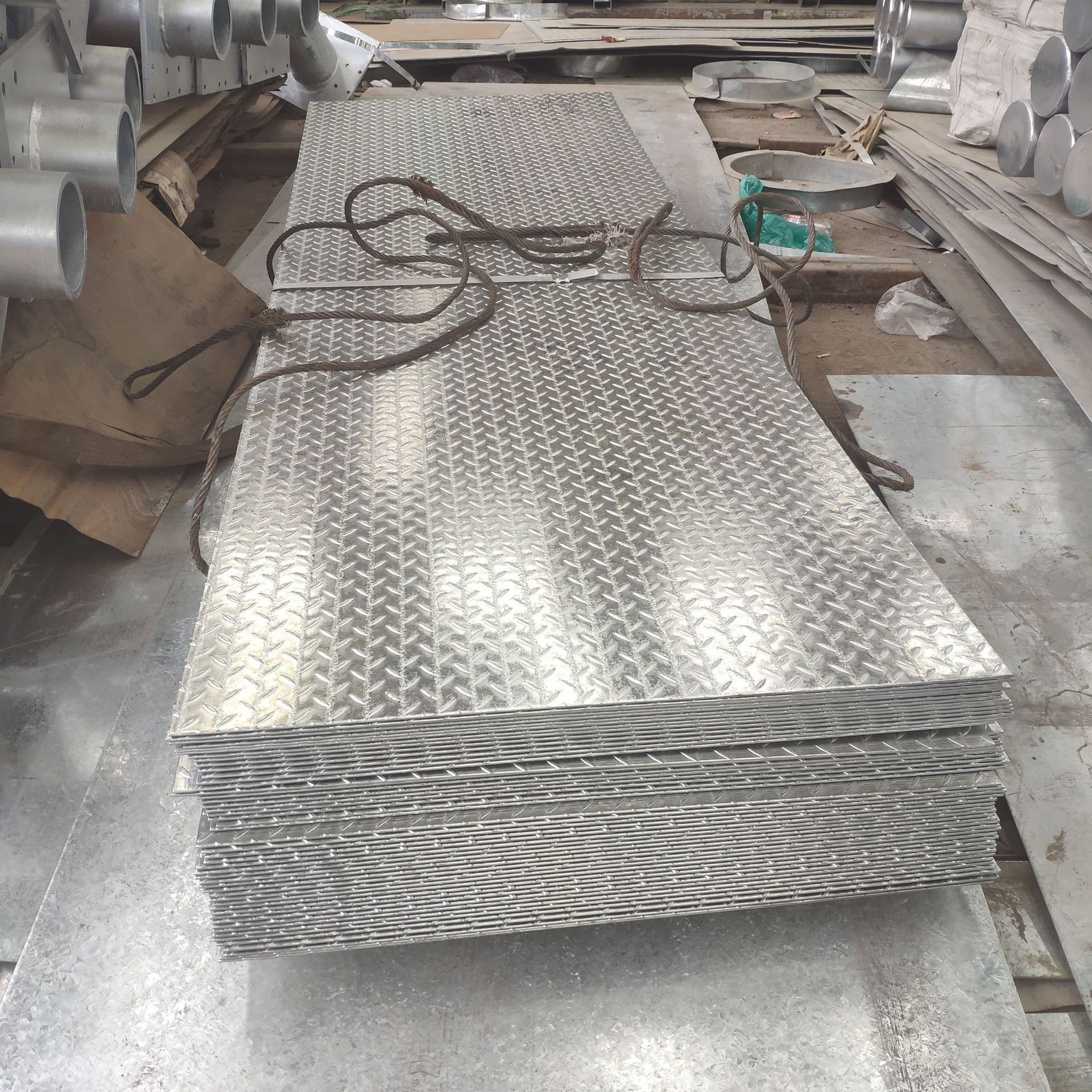 304不锈钢花纹板防滑现货不锈钢板耐腐蚀 不生锈 价格优惠