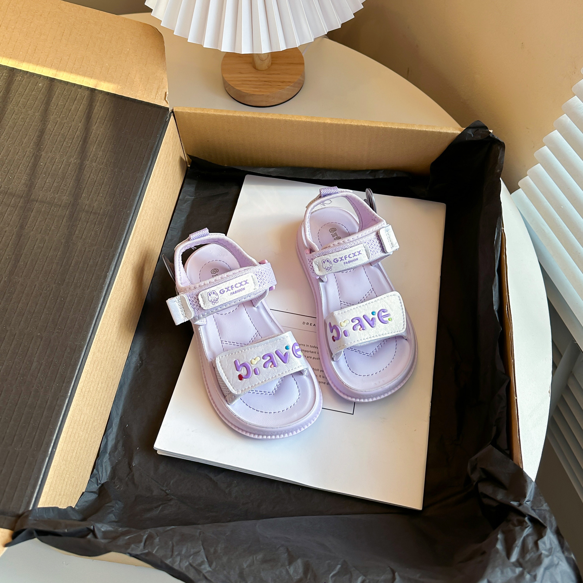 Zapatos de princesa huecos de dedo abierto para niñas 2026 verano nuevo estilo para niños con suela suave de moda versátil zapatos de playa deportivos zapatillas frías