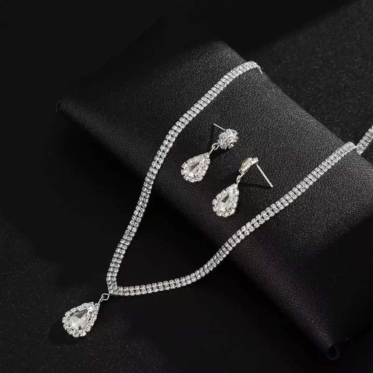 Cross-border bestselling fashion pearl necklace for women bridal jewelry earrings high-end luxury niche collarbone chain accessories