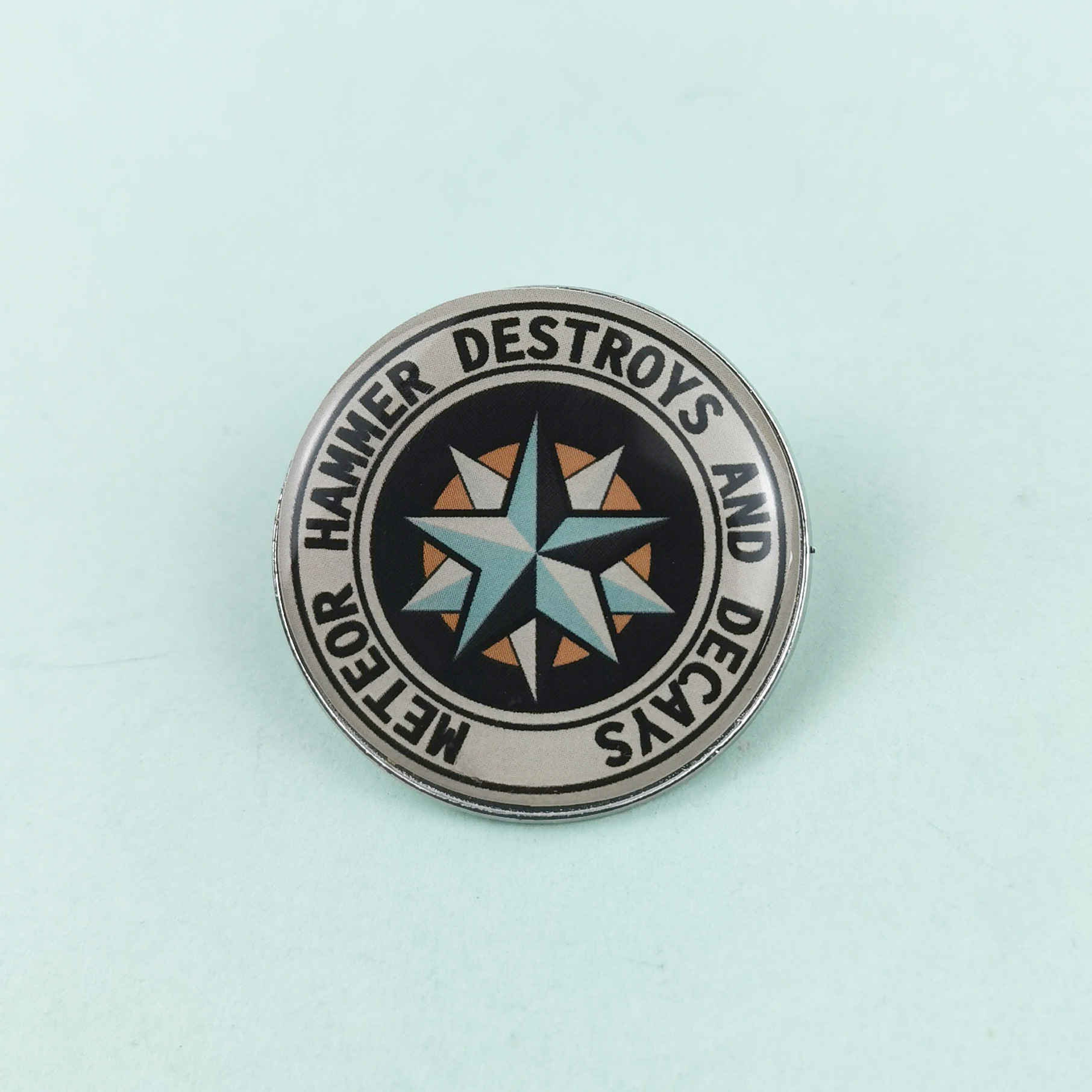 Broche de metal redondo transfronterizo patrón de dibujos animados medalla de joyería estilo retro europeo y americano mochila insignia de alfiler